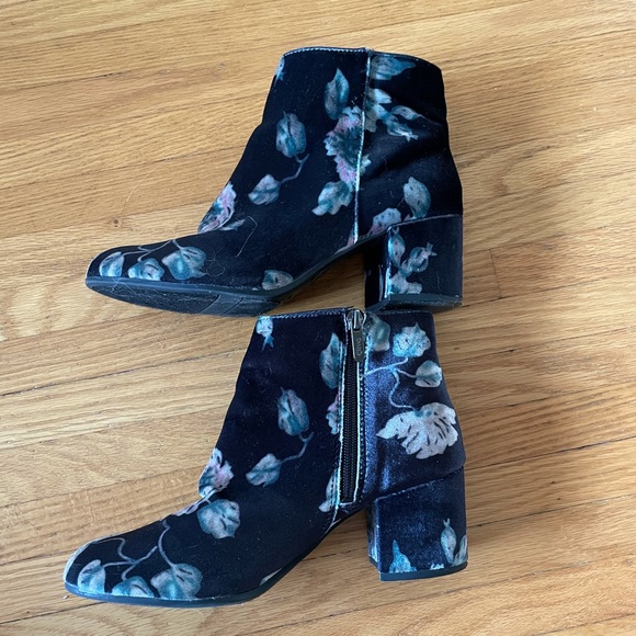 Circus by Sam Edelman Velvet Floral Bootie.  Size 8.5. - Picture 7 of 12